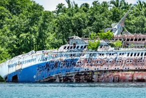 Корабль-призрак: круизный лайнер за 40 млн фунтов бросили гнить рядом с райским островом