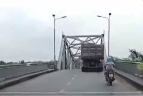 Мощный тайфун «Яги» во Вьетнаме снёс мост вместе с машинами на нём