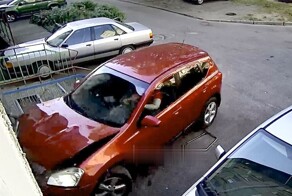 Получила права и сразу разбила машину об стену