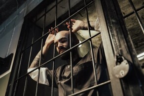 Тюрьмы переполнены. На свободу досрочно выпущены почти 2000 заключенных