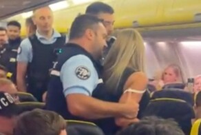 Британская пара дралась с бортпроводниками и плевалась на рейсе Ryanair