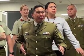 Вот так в Новой Зеландии в армии приветствуют нового командира