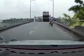 Обрушение моста вместе с машинами и людьми