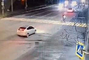 Два подростка на электросамокате попали под машину