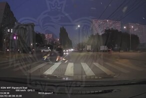 Автомобиль снёс женщину с коляской