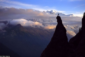 Занятие йогой на вершине горы (5 фото)