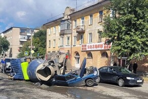 Бетономешалка перевернулась и раздавила два автомобиля