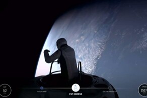 Компания SpaceX показала первый в истории выход в открытый космос непрофессиональных астронавтов