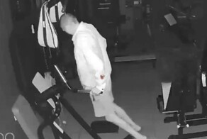 Мужик ночью залез через окно в качалку