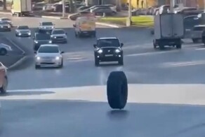 Отвалившееся колесо повредило несколько припаркованных автомобилей