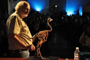 Он решил создать настоящего динозавра (3 фото)