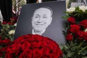 "В таком уместно соблазнять парней в ночном клубе!": Сергей Стиллавин раскритиковал траурный наряд Михалковой на похоронах А.Маслякова