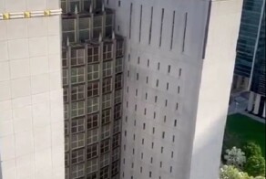 Девушка, живущая напротив тюрьмы, регулярно устраивает праздник для заключенных