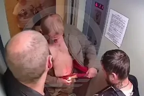 Пьяный пассажир лифта попытался снять майку, но в итоге поджёг себя