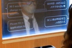 В Японии создали стекло-переводчик для использования в аэропортах