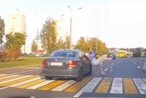 Куда смотрела девушка - понятно, не понятно куда смотрел водитель