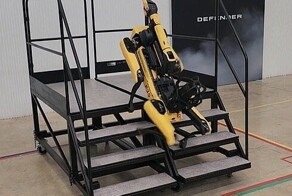 Робопёс упал с лестницы и сломался во время демонстрационного показа