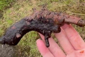 Женщина занялась магнитной рыбалкой и вытащила из реки старинный пистолет