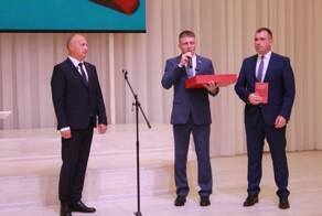 «Хотим вам вручить атрибуты власти»: мэру российского города при вступлении в должность подарили кнут и пряник