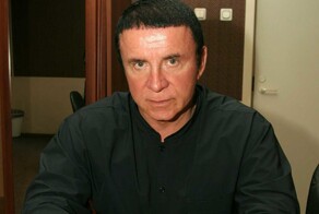 «У тебя сейчас на полшестого будет»: Анатолий Кашпировский с женой и ассистентом сцепился с журналистами после своего выступления в Москве