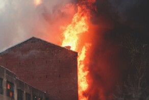 В подмосковье горит один из самых крупных складов в России