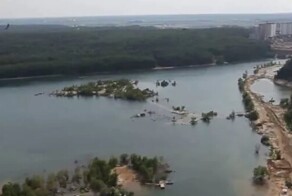 Со столичного городского пляжа активисты на сапах пытаются выгнать нудистов