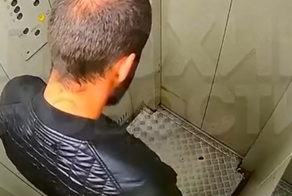 Агрессивный мужчина разбил зеркало в лифте