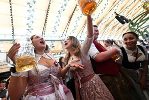 «Откупорено»: в Германии проходит пивной праздник Oктоберфест 2024