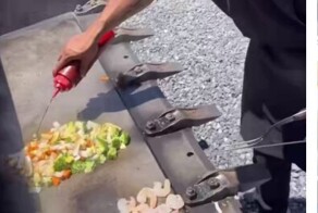 Блогер-строитель использует строительную технику для приготовления пищи