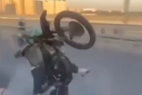 Мотоциклист попал в ДТП, встав "на козла"