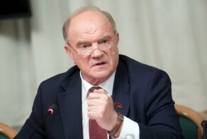 «Стыдно за вас!»: лидер КПРФ Геннадий Зюганов прокомментировал возможные утехи «ночной бабочки» с его коллегой по партии