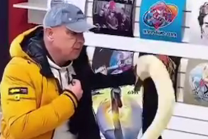 Мужчина спас лебедя и обрёл друга