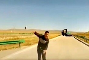 В Китае автомобилист чуть не стал жертвой грабителей