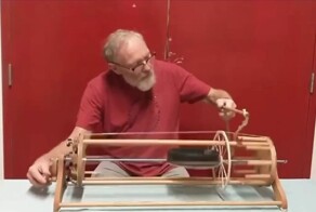 Мужчина показал необычный музыкальный инструмент