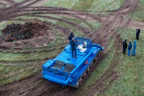 Поле на севере Германии вспахали советским танком Т-55