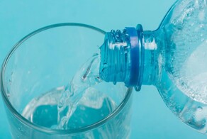 Учёные заявили, что вода в бутылках вреднее водопроводной