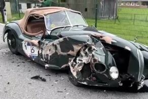 В Англии автоледи отвлеклась и врезалась в "Jaguar XK120" 1948 года выпуска