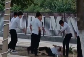 " К нам таких обращений не поступало": в Узбекистане проверят видео, на котором группа школьников избивает русскоязычного мальчика