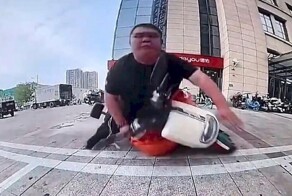 Пухлый скутерист эпично проверил легковушку на прочность
