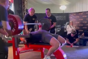 В Оренбурге 390-килограммовая штанга упала на мужчину
