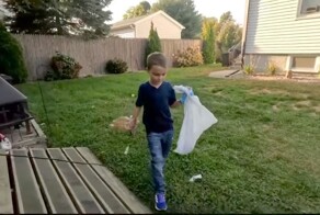 Мальчик начал собственный бизнес по уборке собачьих фекалий