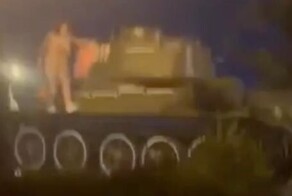 В Барнауле голая девушка осквернила памятник танку Т-34