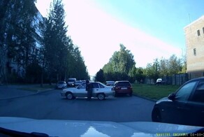 Автозапуск с тараном припаркованных автомобилей