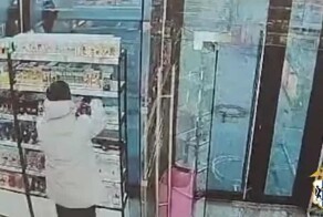 Новосибирец  украл духи из магазина, снёс продавщицу и сбежал