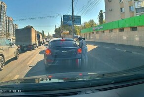 "Я оглянулся посмотреть, не оглянулась ли она..."