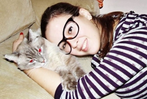 Девушка и котенок (4 фото)