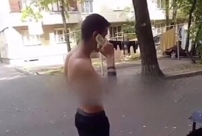 «У меня глючит»: полуголый парень с мылом вместо телефона напугал алматинцев