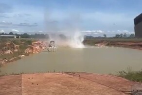 Учебно-боевой самолёт потерпел крушение в пруду с рыбами в Лаосе