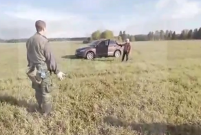 "Да какие вы люди?!": в Ленинградской области фермер угрожал карабином "черным копателям", искавшим на поле старинные артефакты