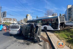 Автобус при выезде из ПАТП разбил 13 автомобилей